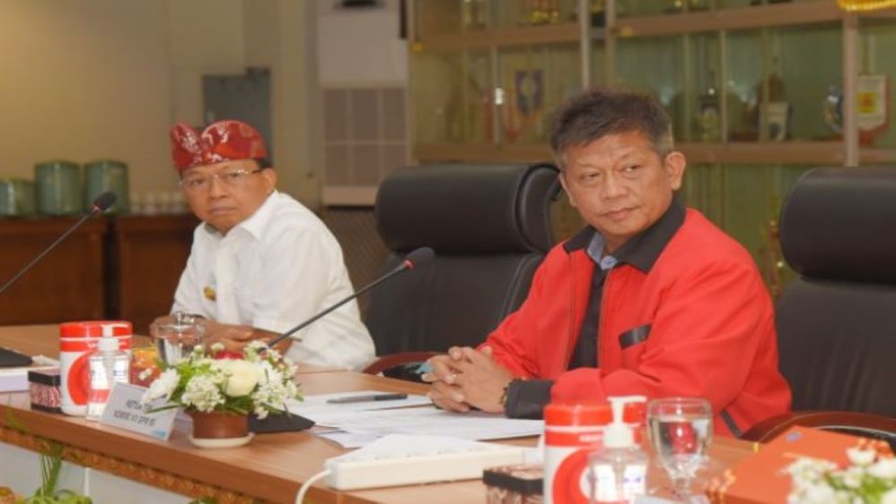 Ketua Tim Komisi VII DPR RI Willy Midel Yoseph saat pertemuan Komisi VII DPR RI dengan Gubernur Bali dan Direktur Distribusi PT PLN (Persero). (Ulfi/nvl)