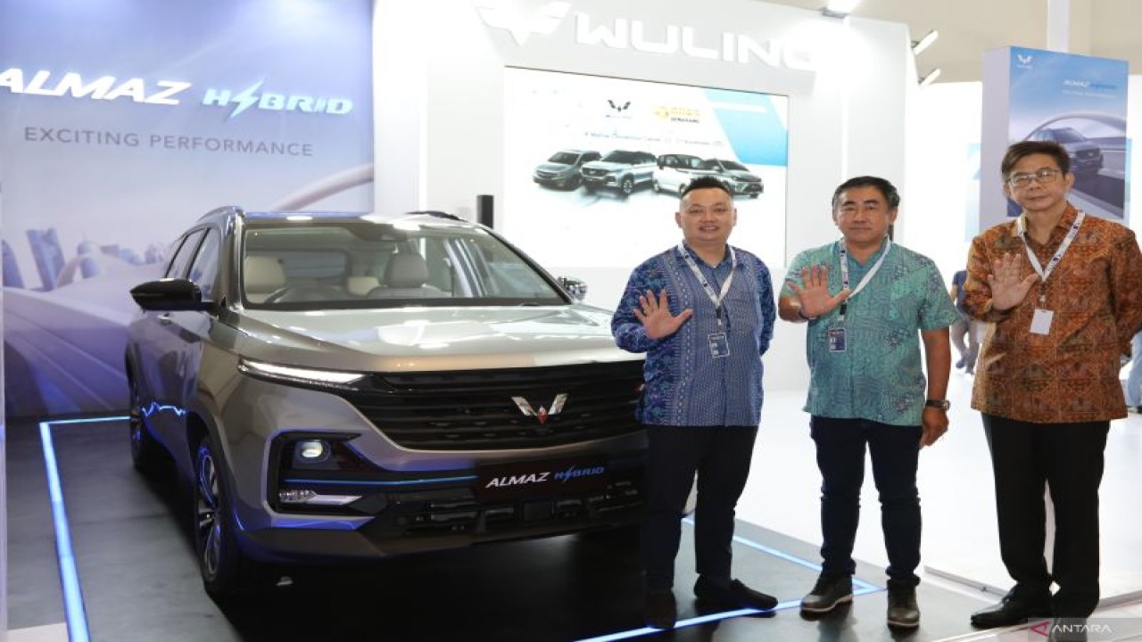 Wuling Almaz Hybrid pada gelaran GAIKINDO Indonesia International Auto Show (GIIAS) Semarang 2022. (ANTARA/HO/Wuling)