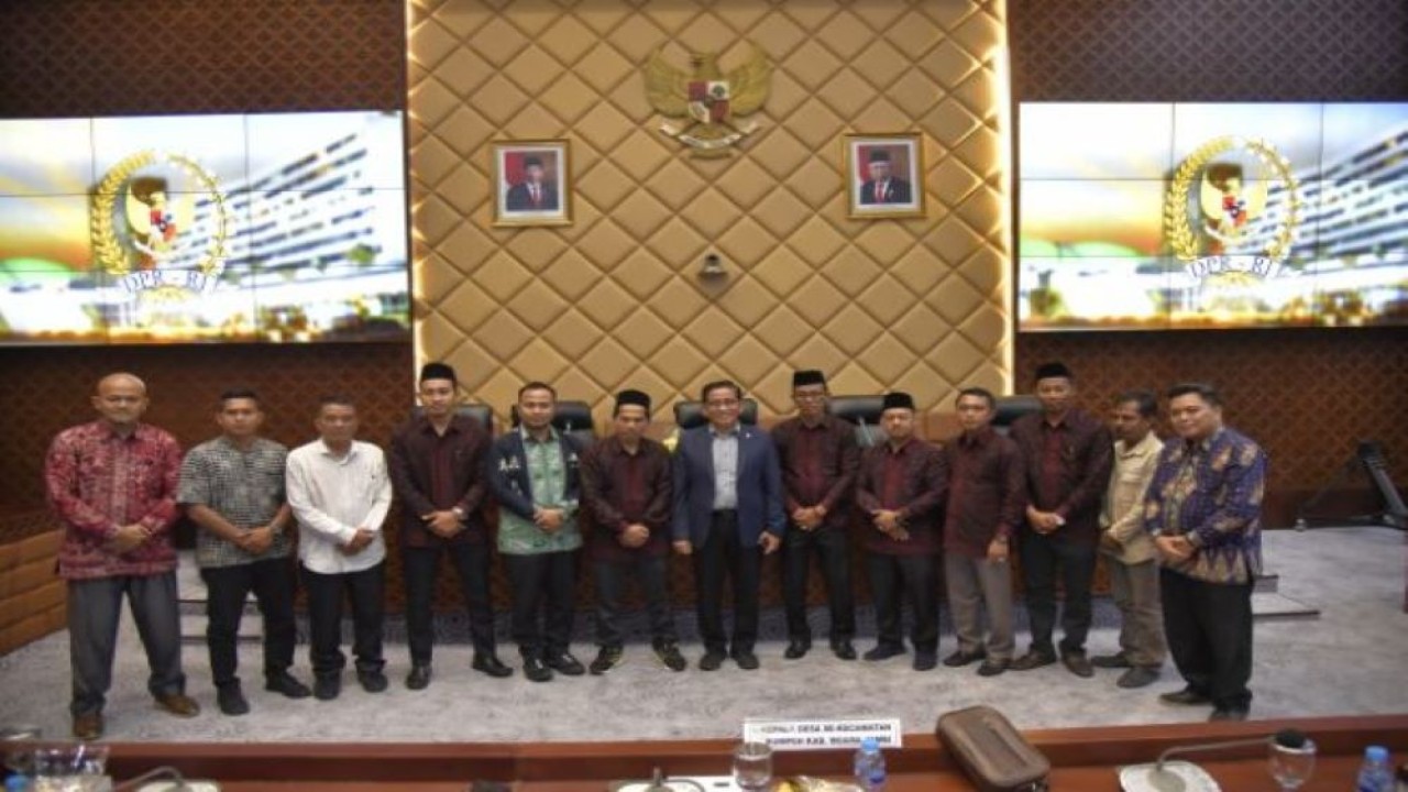 Anggota Komisi V DPR RI A. Bakri HM dalam foto bersama usai menerima Audiensi Forum Kepala Desa se-Kecamatan Kumpeh Kabupaten Muaro Jambi. (Munchen/nr)