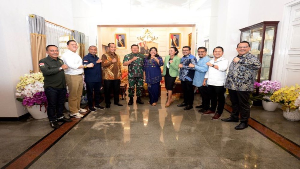 Komisi I DPR RI berfoto bersama saat mengunjungi rumah dinas Kepala Staf Angkatan Laut TNI, Laksamana Yudo Margono di Menteng, Jakarta Pusat (Jakpus). (Runi/nr)