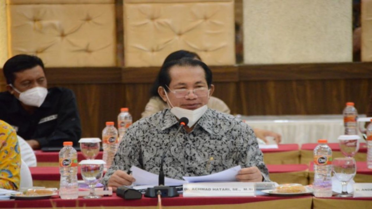 Wakil Ketua Komisi XI DPR RI Achmad Hatari saat memimpin Kunjungan Kerja Reses ke Provinsi Maluku Utara. (Agung/nr)