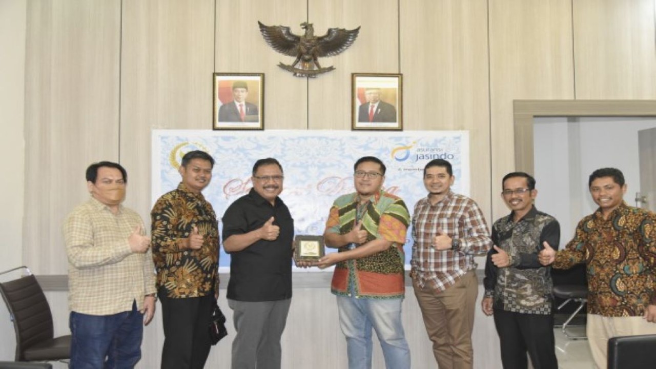 Ketua BURT DPR RI Agung Budi Santoso dalam foto bersama usai mengikuti pertemuan Kunjungan Kerja BURT DPR RI dengan Kepala Cabang Asuransi Jasindo Cabang Sorong beserta jajaran. (Aisyah/nr)