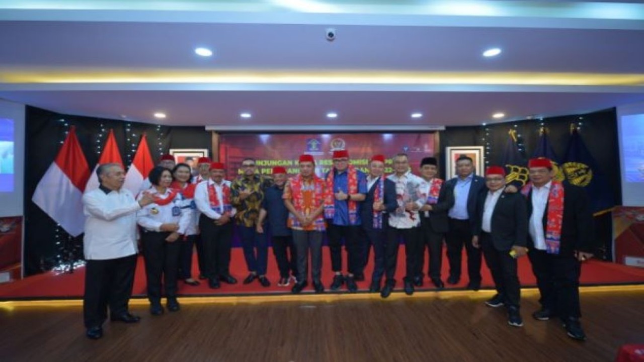 Wakil Ketua Komisi III DPR RI, Ahmad Sahroni foto bersama usai pertemuan di Kantor Wilayah Kementerian Hukum dan Hak Asasi Manusia (Kemenkumham) DKI Jakarta pada Kamis (15/12/2022). (Andri)