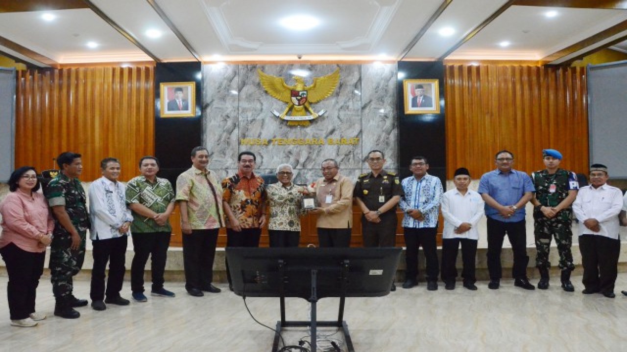 Anggota Baleg DPR RI Guspardi Gaus saat bertukar cenderamata usai memimpin kunjungan kerja spesifik Baleg DPR ke Nusa Tenggara Barat. Foto: Balggys/nr