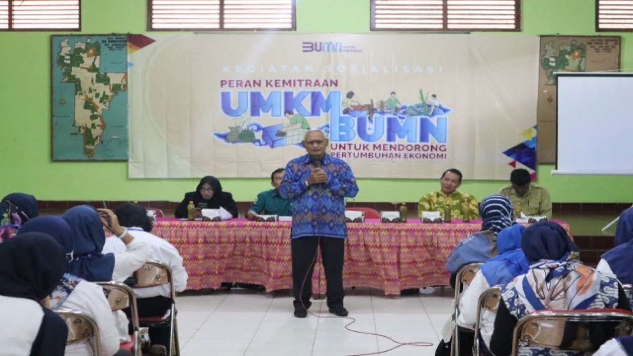 Anggota DPR RI Subardi saat acara Sosialisasi Peran BUMN Tingkatkan Pertumbuhan Ekonomi di Balai Kalurahan Banguntapan, Kabupaten Bantul. Foto: Ist/nr