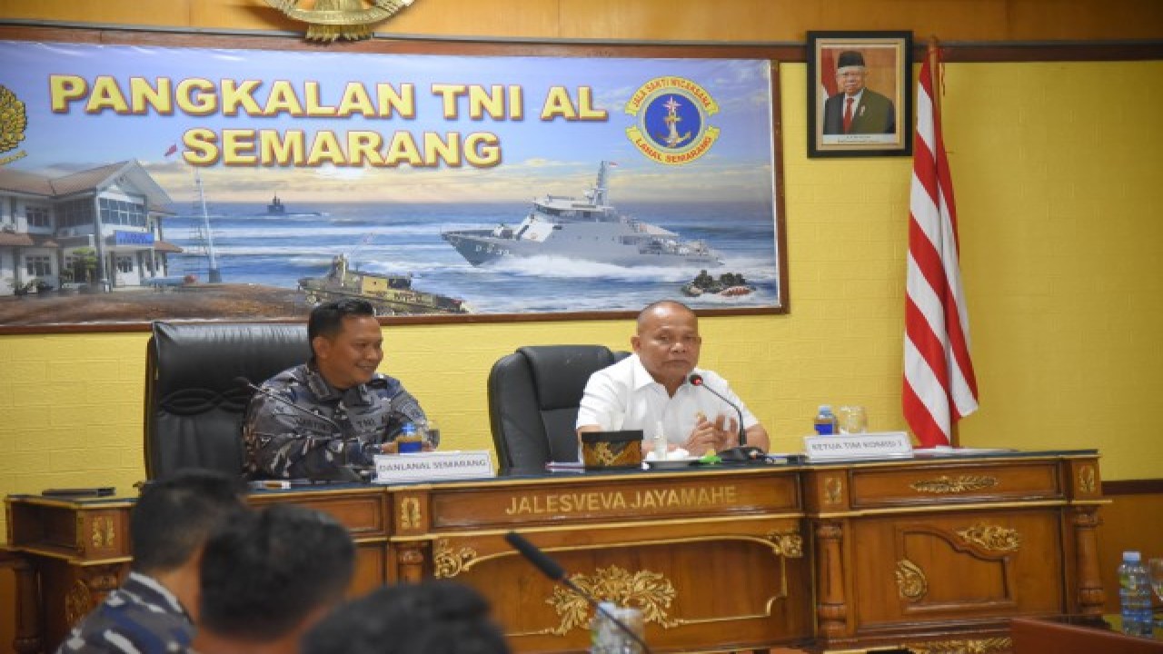 Anggota Komisi I DPR RI Sturman Panjaitan (kanan) saat memimpin pertemuan Tim Kunspek Komisi I DPR RI  di Lanal Semarang, Senin (12/12/2022). Foto: Singgih/nr