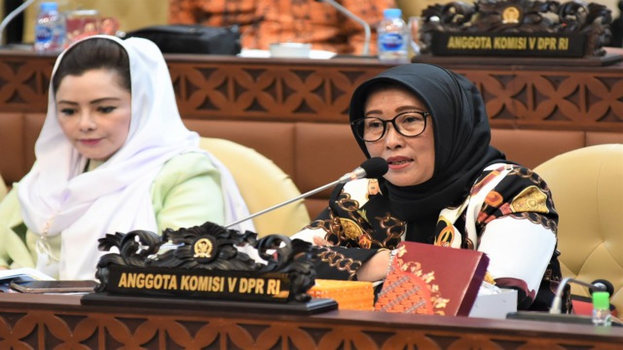 Anggota Komisi V DPR RI Sri Rahayu dalam Rapat Kerja dan Dapat Dengar Pendapat Komisi V DPR RI dengan Menteri Perhubungan, Menteri PUPR, Kepala BMKG dan Kepala Basarnas yang diselenggarakan pada Selasa (13/12/2022) di Gedung Nusantara, Senayan, Jakarta. Foto: Arief/Man