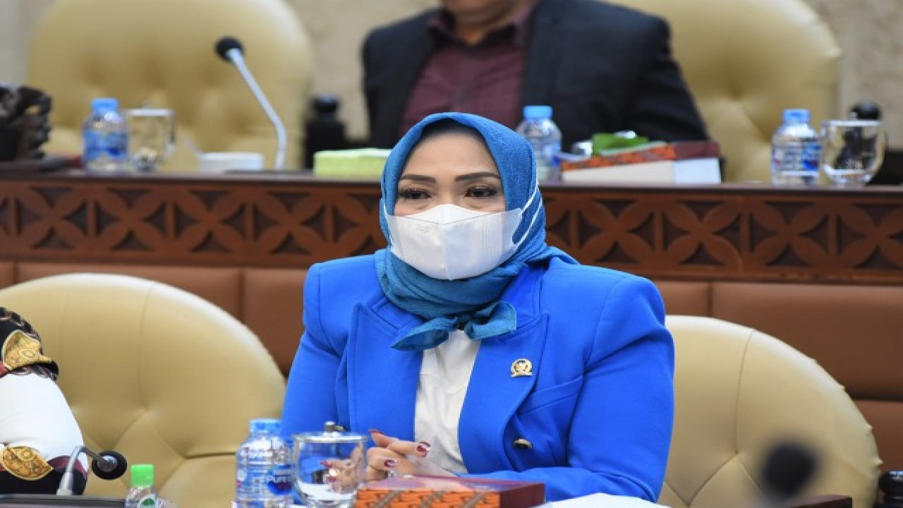 Anggota Komisi V DPR RI Sri Wahyuni saat Rapat Kerja dan Dapat Dengar Pendapat Komisi V DPR RI dengan Menteri Perhubungan, Menteri PUPR, Kepala BMKG dan Kepala Basarnas yang diselenggarakan pada Selasa (13/12/2022) di Gedung Nusantara, Senayan, Jakarta. Foto: Arief/Man