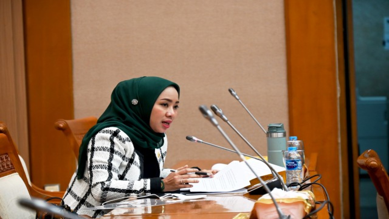 Anggota Komisi VII DPR RI Ratna Juwita saat mengikuti RDP Komisi VII DPR RI dengan Direktur Jenderal Migas Kementerian ESDM Tutuka Ariadji beserta jajaran. Foto: Mentari/nr