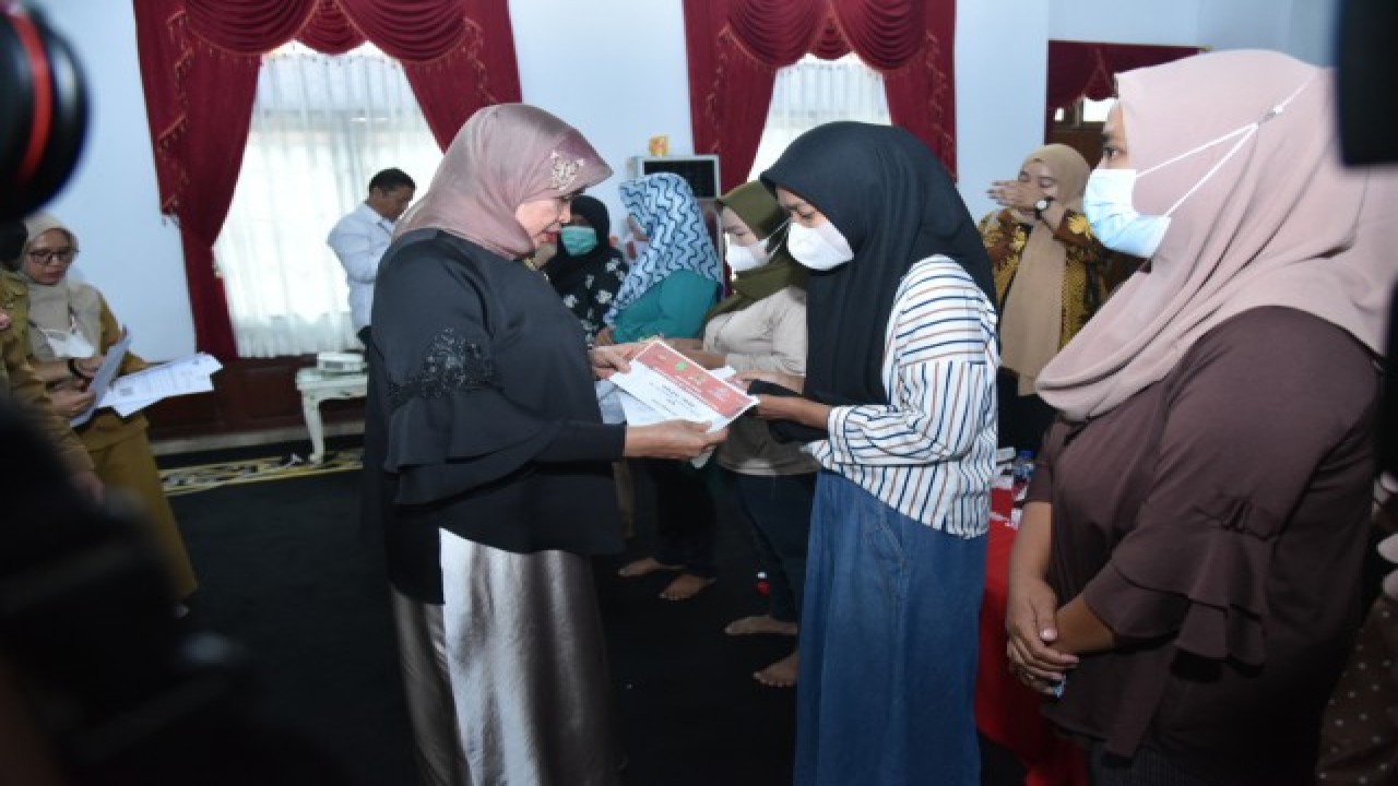 Anggota Komisi VIII DPR RI Hj Delmeria Sikumbang saat mengikuti Kunjungan Kerja Spesifik Komisi VIII DPR RI di Kabupaten Subang, Senin (12/12/2022). Foto: Oji/nr