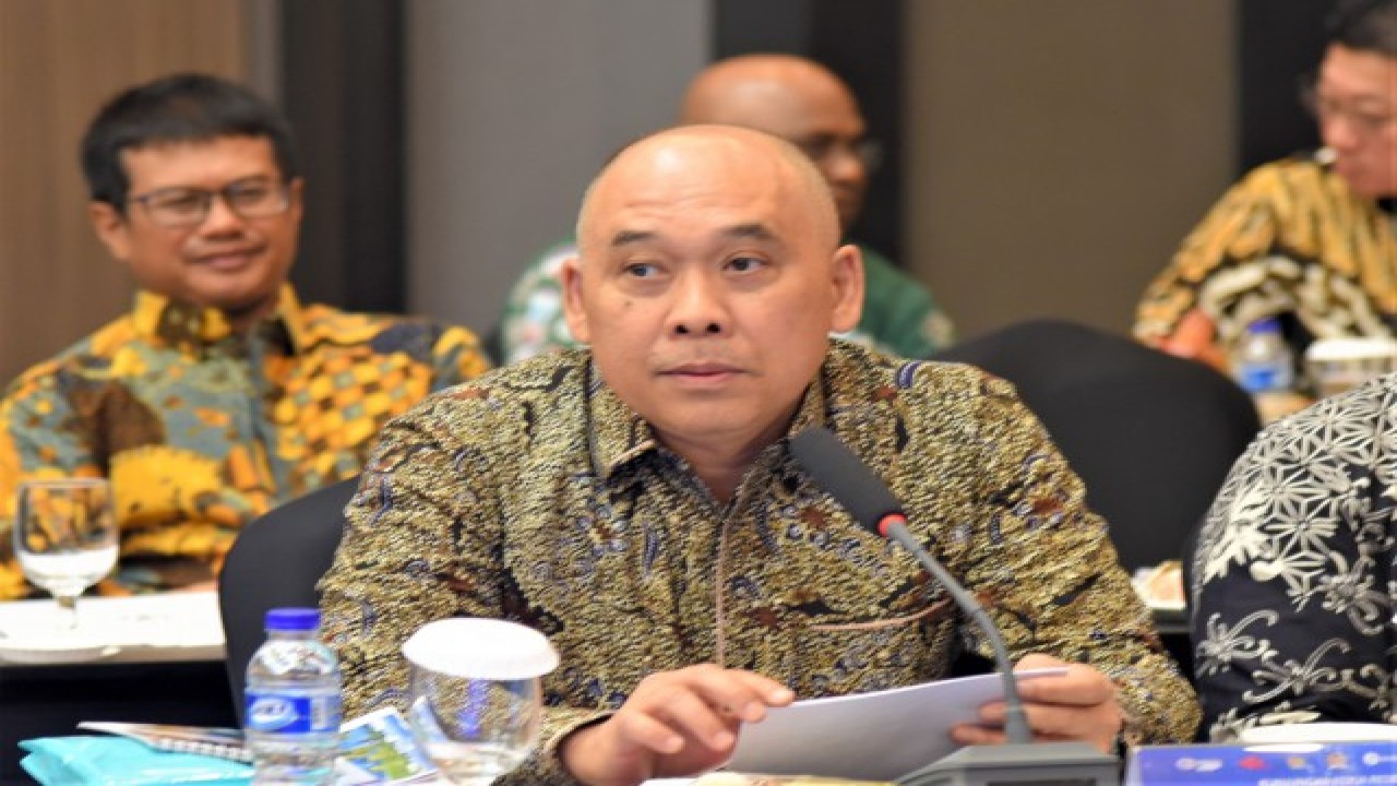 Anggota Komisi XI DPR RI Heri Gunawan saat menghadiri pertemuan dalam rangka Kunjungan Kerja Reses Komisi XI di Sorong, Papua Barat, Senin (19/12/2022). Foto: Shane/Man