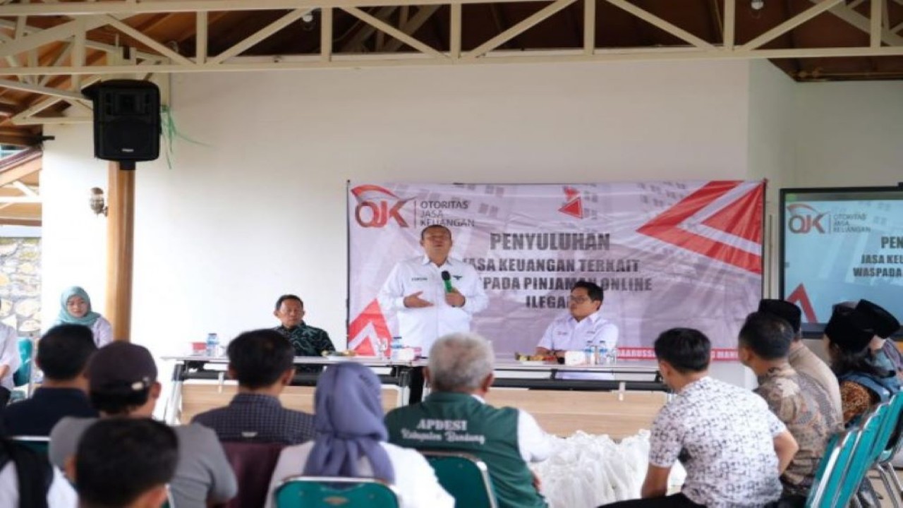 Wakil Ketua Badan Anggaran DPR RI Cucun Ahmad Syamsurijal saat menjadi pembicara dalam acara peningkatan literasi keuangan yang diselenggarakan oleh OJK di Yayasan Darussa'adah Desa Nagrak. (Ist/nr)