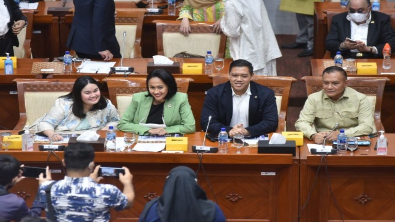 Anggota DPR RI Dave Akbarshah Fikarno (dua dari kanan) di Gedung Nusantara II, Senayan, Jumat (2/12/22). (Jaka/Man)