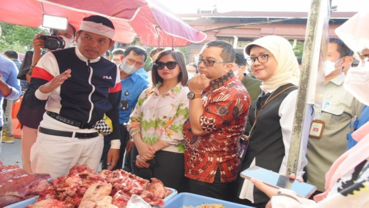 Wakil Ketua Komisi IV DPR Dedi Mulyadi saat melakukan tinjauan lapangan dalam rangka Kunjungan Kerja (Kunker) Reses ke Pasar Badung, Kabupaten Badung, Provinsi Bali. Selasa (20/12/2022). (Eki/Man)