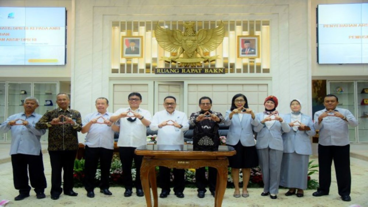 Sekretaris Jenderal (Sekjen) DPR RI Indra Iskandar berfoto bersama setelah acara Bagian Arsip 'Penyerahan Arsip dan Pemusnahan Arsip Setjen DPR RI Tahun 2022 dengan ANRI' yang digelar di Ruang Rapat BAKN, Gedung Nusantara I DPR RI, Senayan, Jakarta, Senin (19/12/2022). (Rsb/Pdt)