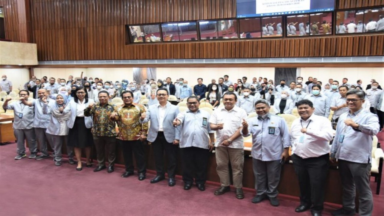 Ketua Koperasi Setjen DPR RI periode 2022-2026, Hiphi Hidupati foto bersama usai sambutannya pada RAK tersebut, di Gedung Nusantara, Senayan, Jakarta, Senin (26/12/2022). (Arief/Man)