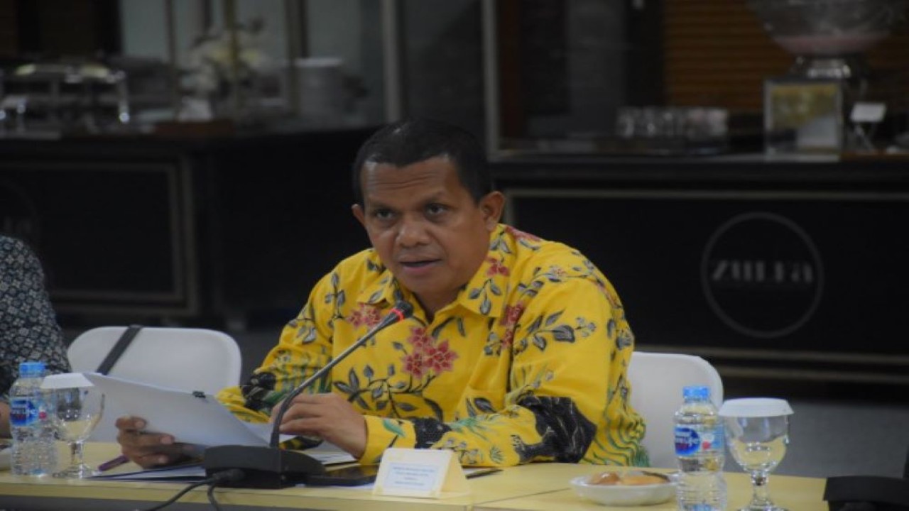 Wakil Ketua Komisi IX DPR RI Emanuel Melkiades Laka Lena saat  memimpin pertemuan dengan pihak terkait pada kunjungan ke Kantor PT Bio Farma (Persero), Bandung. (Agung/nr)