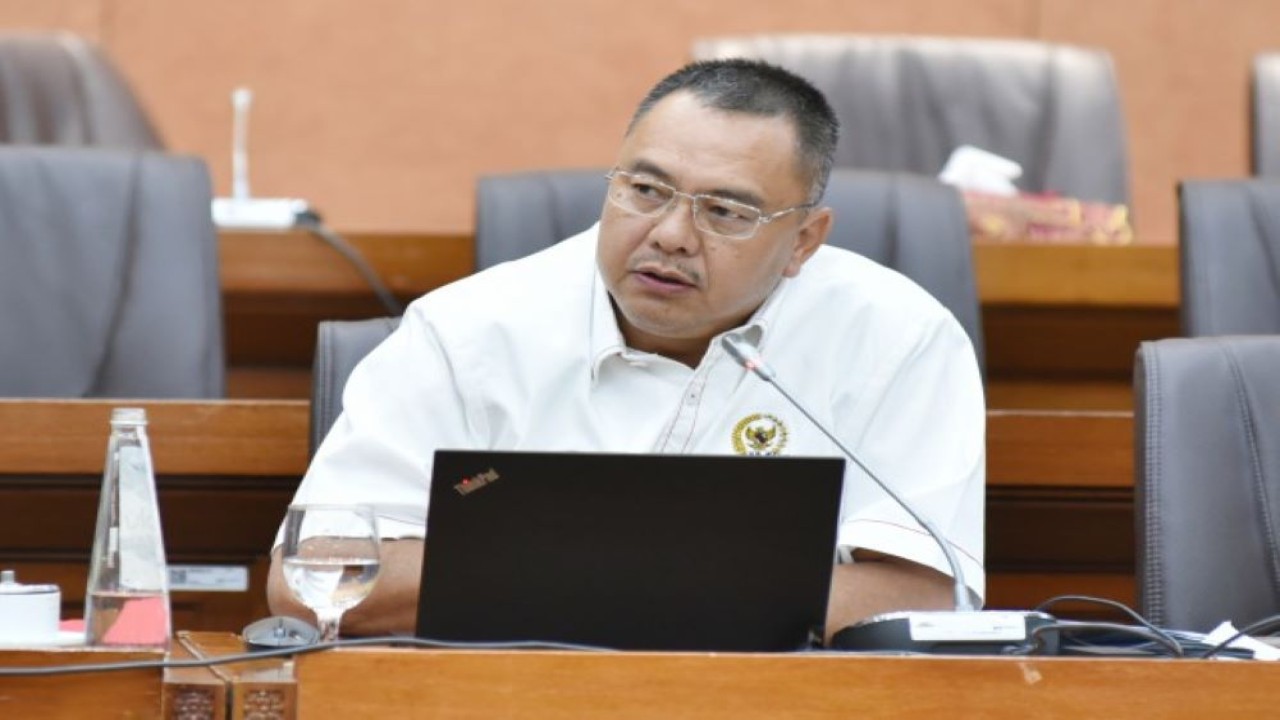 Anggota Komisi VI DPR RI, Harris Turino saat mengikuti Rapat Dengar Pendapat dengan Direktur PT Garuda Indonesia (Persero) Tbk. (Oji/nr)