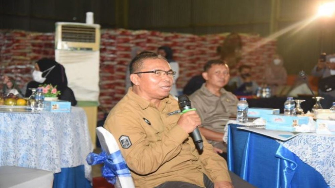 Anggota komisi IV DPR RI Hermanto saat pertemuan Tim Kunjungan Kerja (Kunker) Reses Komisi IV DPR RI dengan Wakil Bupati Banyuasin, Dirjen Tanaman Pangan, serta kelompok tani Banyuasi, di Palembang, Jumat (16/12/2022). (Arief/rni)
