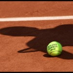 ilustrasi - Bola resmi turnamen tenis dengan bayang-bayang seorang pemain tenis diatas tanah. ANTARA/Shutterstock/pri.-1671684737