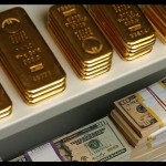 Ilustrasi - Emas batangan dan uang kertas dolar AS dalam brankas. ANTARA/REUTERS/Heinz-Peter Bader/aa.-1671076750