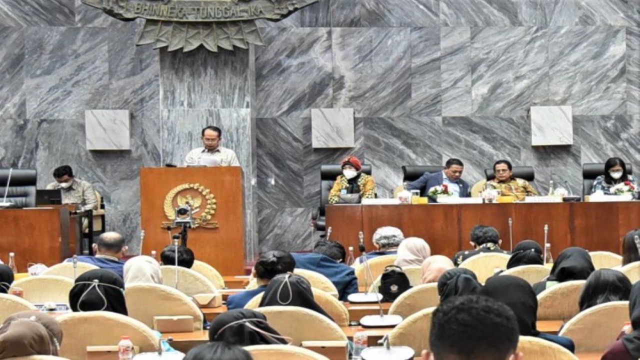 Plt. Kepala Pusdiklat DPR RI, Hernadi dalam laporan melepas 185 mahasiswa peserta Program 'Magang di Rumah Rakyat'. Penutupan rangkaian 'Magang di Rumah Rakyat' hasil kerja sama dengan program 'Magang Merdeka' Kemendikbudristek RI ini diselenggarakan di Ruang KK II, Gedung Nusantara, Senayan, Jakarta, Jumat (23/12/2022). (Arief/Man)