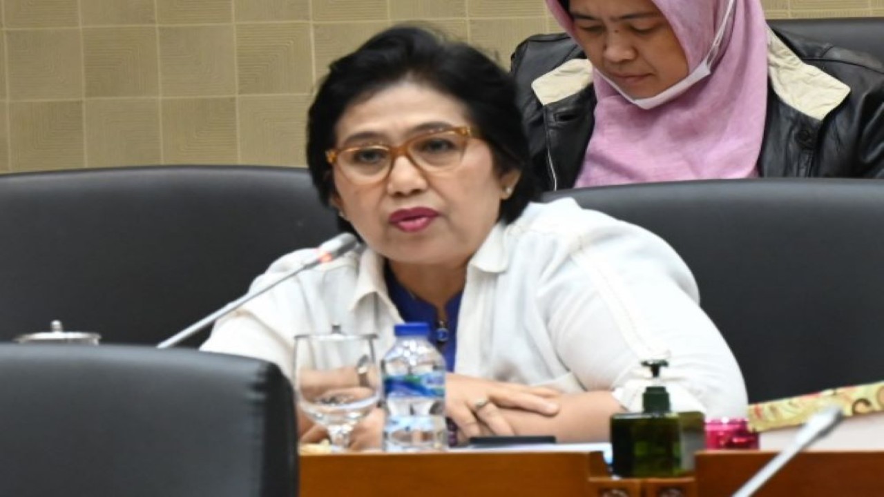 Anggota Komisi IX DPR RI Irma Suryani saat mengikuti Rapat Kerja Komisi IX DPR RI dengan Menteri Kesehatan Budi Gunadi Sadikin beserta jajaran. (Mentari/nr)