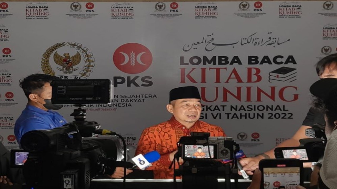 Ketua Fraksi PKS DPR RI Jazuli Juwaini saat konferensi pers usai acara Fraksi PKS DPR RI menggelar Final Lomba Baca Kitab Kuning Tingkat Nasional Edisi VI Tahun 2022. (Puntho/nr)
