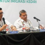Kepala Kantor Imigrasi Kediri Erdiansyah (tengah) di Kediri, Jawa Timur. ANTARA/HO-Imigrasi Kediri-1671078656