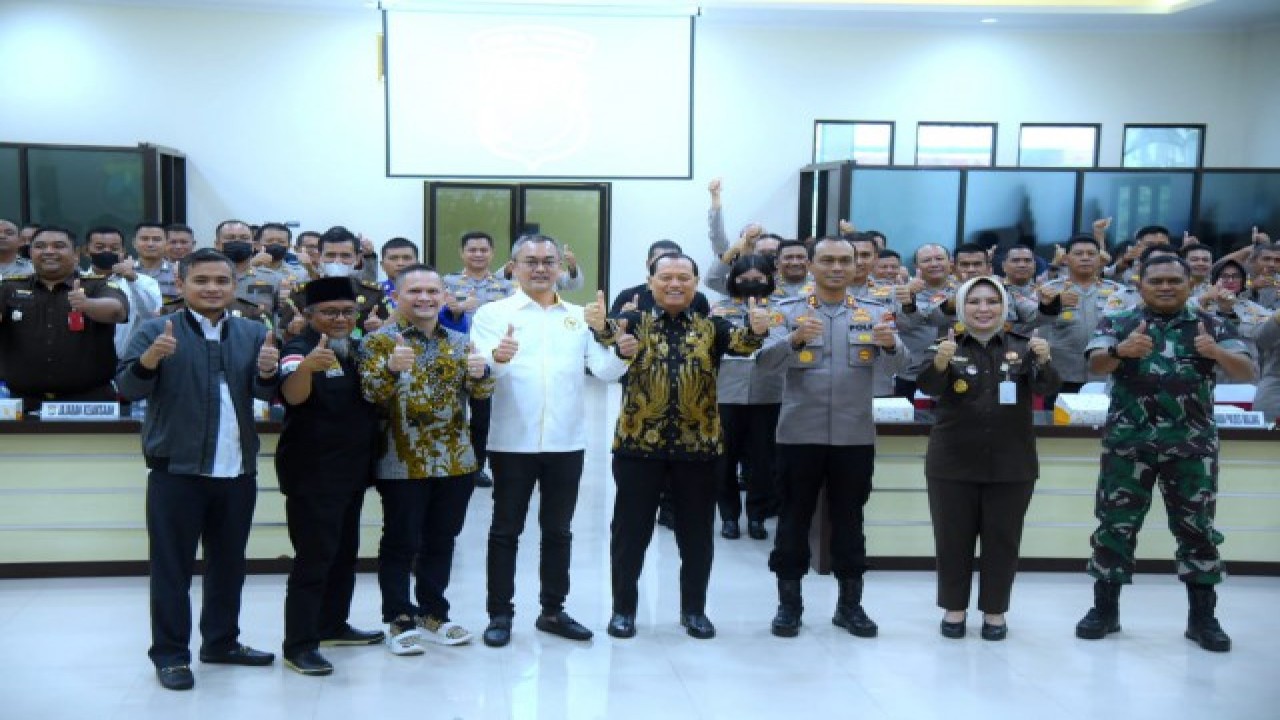 Mahkamah Kehormatan Dewan (MKD) DPR RI dipimpin Ketua MKD DPR RI Adang Daradjatun bersama tim melakukan Kunjungan Kerja ke Polres Malang, Jawa Timur, Selasa (13/12/2022). Foto: Runi/Man