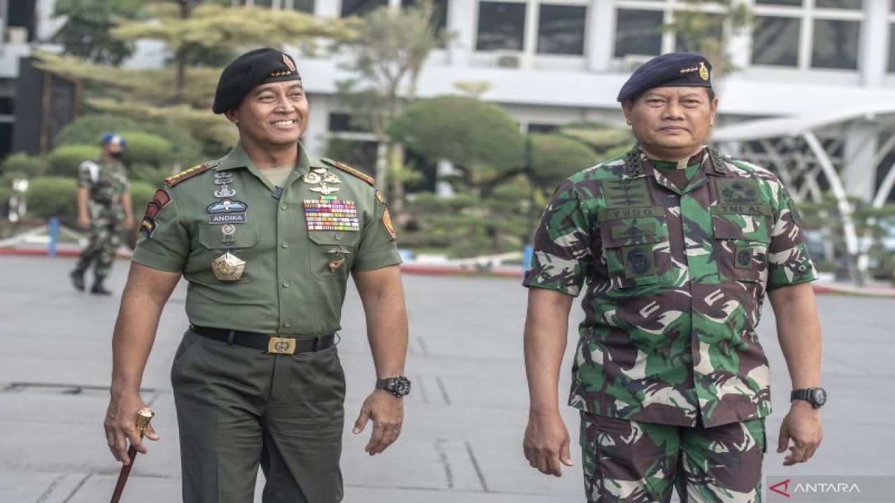 Arsip. Panglima TNI Jenderal Andika Perkasa (kiri) bersama KASAL Laksamana TNI Yugo Margono (kanan) berjalan untuk memimpin upacara pelepasan Satgas Maritim Task Force (MTF) TNI Kontingen Garuda XXVIII-N/UNIFIL Tahun 2022 di Kolinlamil Tanjung Priok, Jakarta, Kamis (1/12/2022). (ANTARA FOTO/MUHAMMAD ADIMAJA)