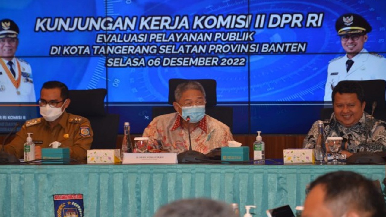 Ketua Tim Kunspek Komisi II DPR RI, Heru Sudjatmoko saat melakukan pertemuan dengan Pemeritah Kota Tanggerang terkait evaluasi pelayanan publik di Kantor Walikota Tangerang Selatan, Selasa (6/12/2022). Foto: Galuh/Man