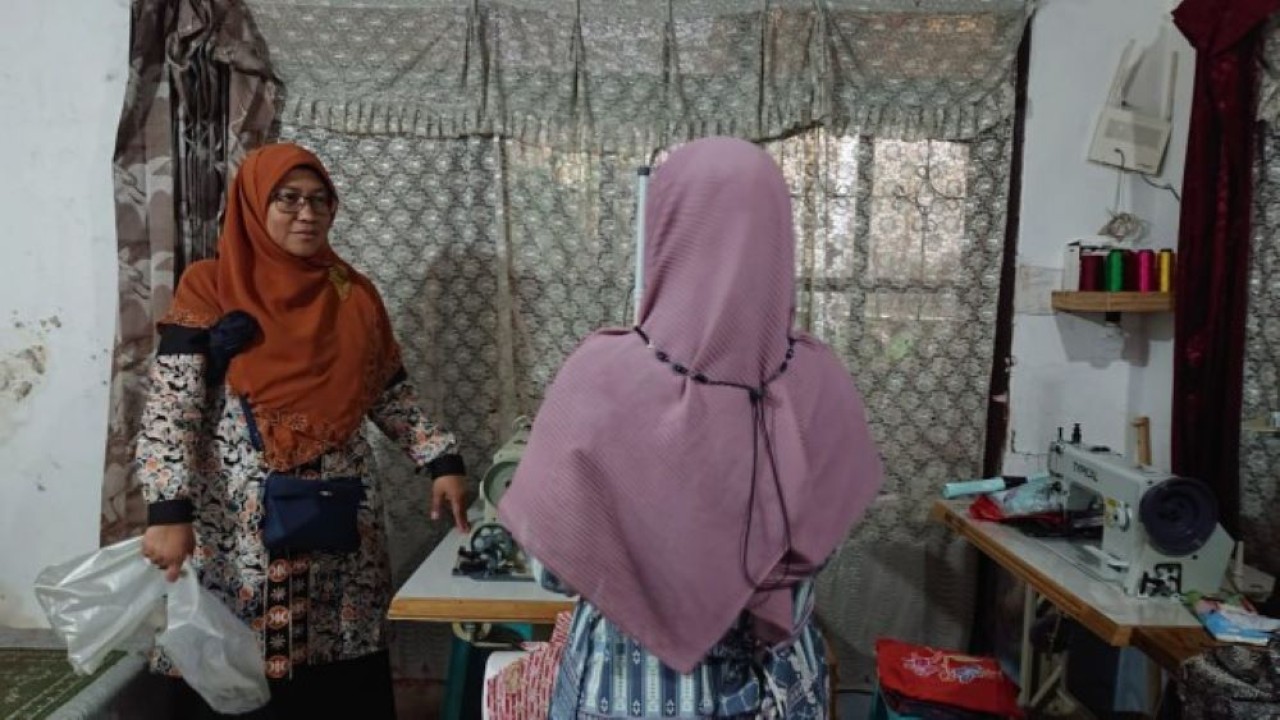 Anggota DPR RI Ledia Hanifa Amaliah mengunjungi UMKM Renura Kids (Produsen Kaos Anak) di Cijerah Kecamatan Bandung Kulon. (Ist/nr)