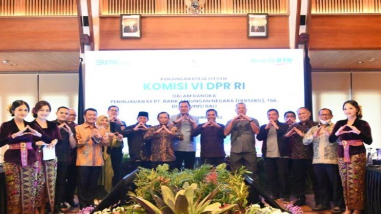 Wakil Ketua Komisi VI DPR RI Martin Manurung foto bersama usai saat membuka Kunjungan Kerja Komisi VI DPR RI dengan PT Bank Tabungan Negara Tbk di Kota Denpasar, Bali, Kamis (1/12/2022). (Saum/Man)