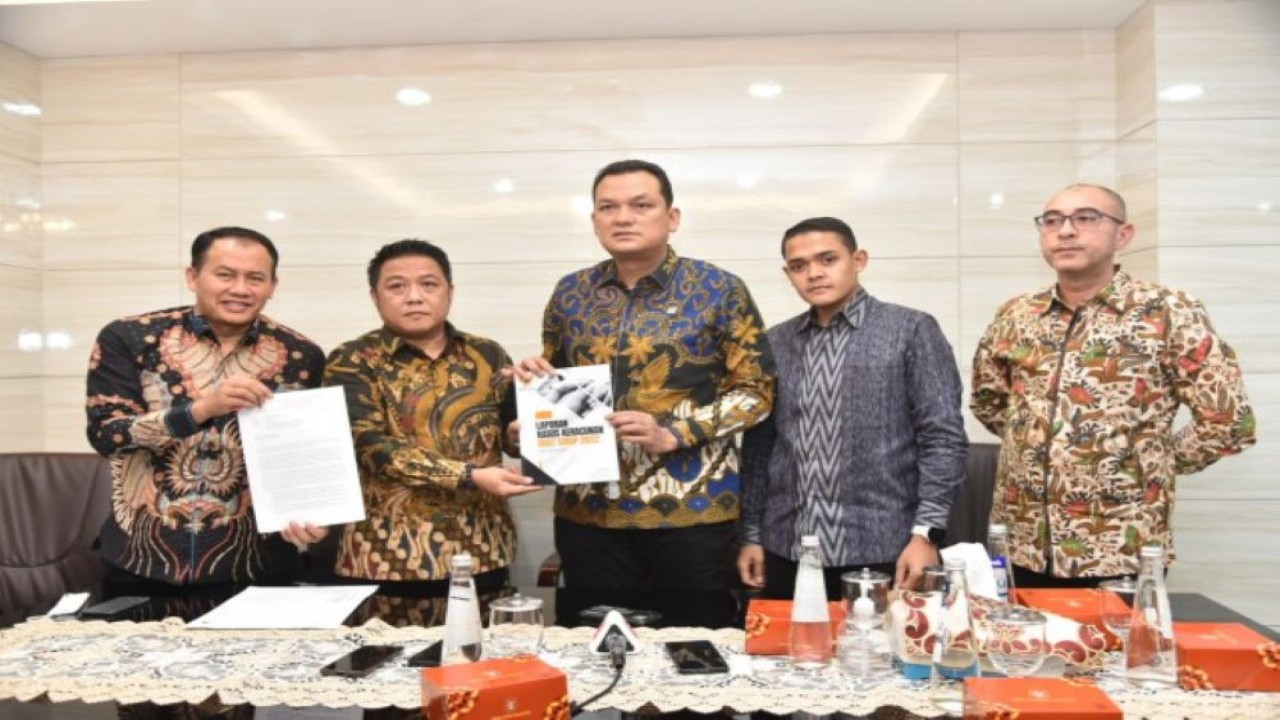Wakil Ketua Komisi VI DPR RI Martin Manurung saat foto bersama usai menerima Kepala BPKN di Nusantara I, Gedung DPR RI, Senayan, Jakarta, Kamis (15/12/2022). (Oji/nr)