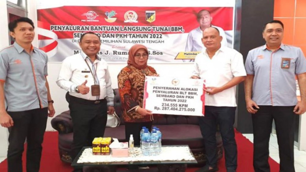 Anggota DPR RI Matindas J. Rumambi saat menyalurkan bantuan untuk Dapil-nya di Sulawesi Tengah. (Ist/nr)