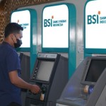Nasabah sedang melakukan tarik tunai di ATM BSI. (ANTARA/HO-BSI)-1671776007