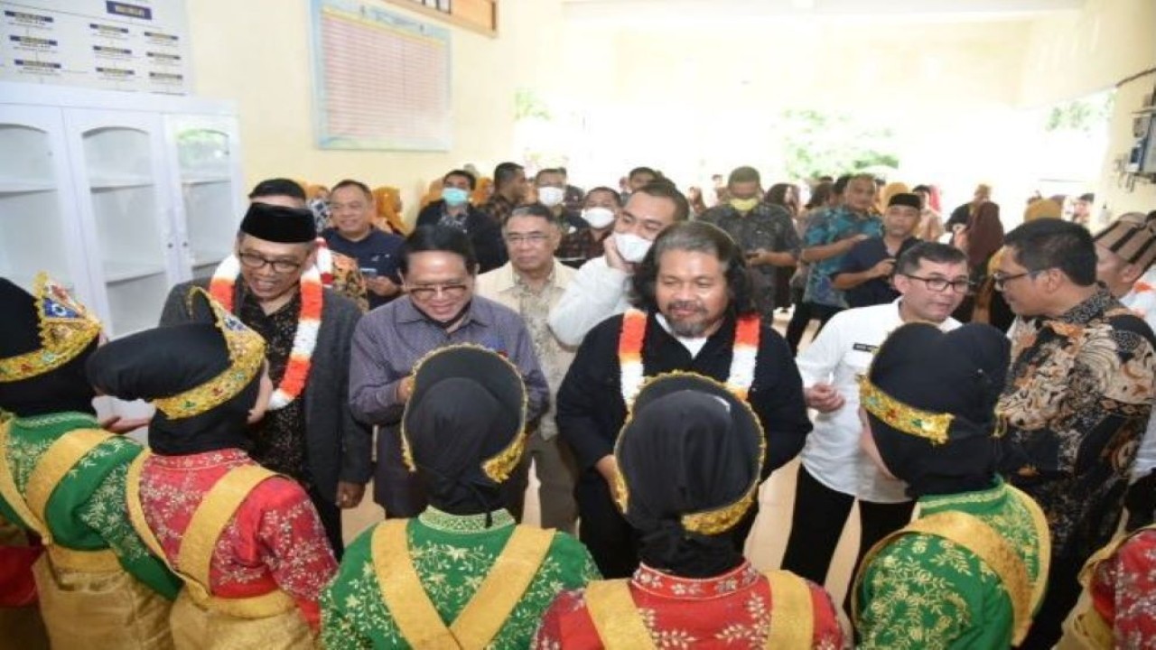 Anggota Komisi X DPR RI Nuroji mengapresiasi penampilan kesenian Tari Saman yang diperagakan oleh para pelajar di SMP Negeri 6 Banda Aceh, saat Kunjungan Kerja. (Oji/rni)
