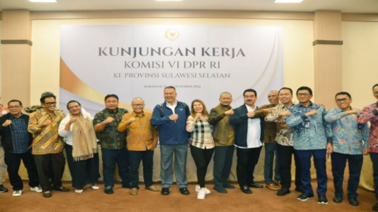 Anggota Komisi VI DPR RI Nyoman Parta dalam foto bersama Tim Kunker Reses Komisi VI DPR RI usai pertemuan dengan PT Jasindo, Makassar, Jumat (16/12/2022). (Ucha/nr)