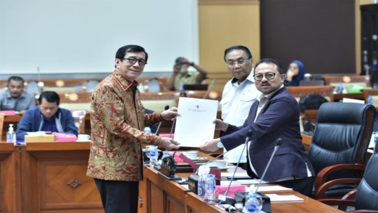 Wakil Ketua Komisi III DPR RI Pangeran Khairul Saleh dalam rapat kerja bersama Menteri Hukum dan Hak Asasi Manusia (Menkumham) Yasonna Laoly serta Kementerian Luar Negeri yang digelar di Ruang Rapat Komisi III, Gedung Nusantara II DPR RI, Senayan, Jakarta, pada hari Senin (5/12/2022). (Jaka/Man)