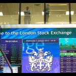 Pekerja terlihat berbincang di atas papan elektronik pergerakan saham di London Stock Exchange, Inggris. REUTERS/Paul Hackett/aa.-1671679165