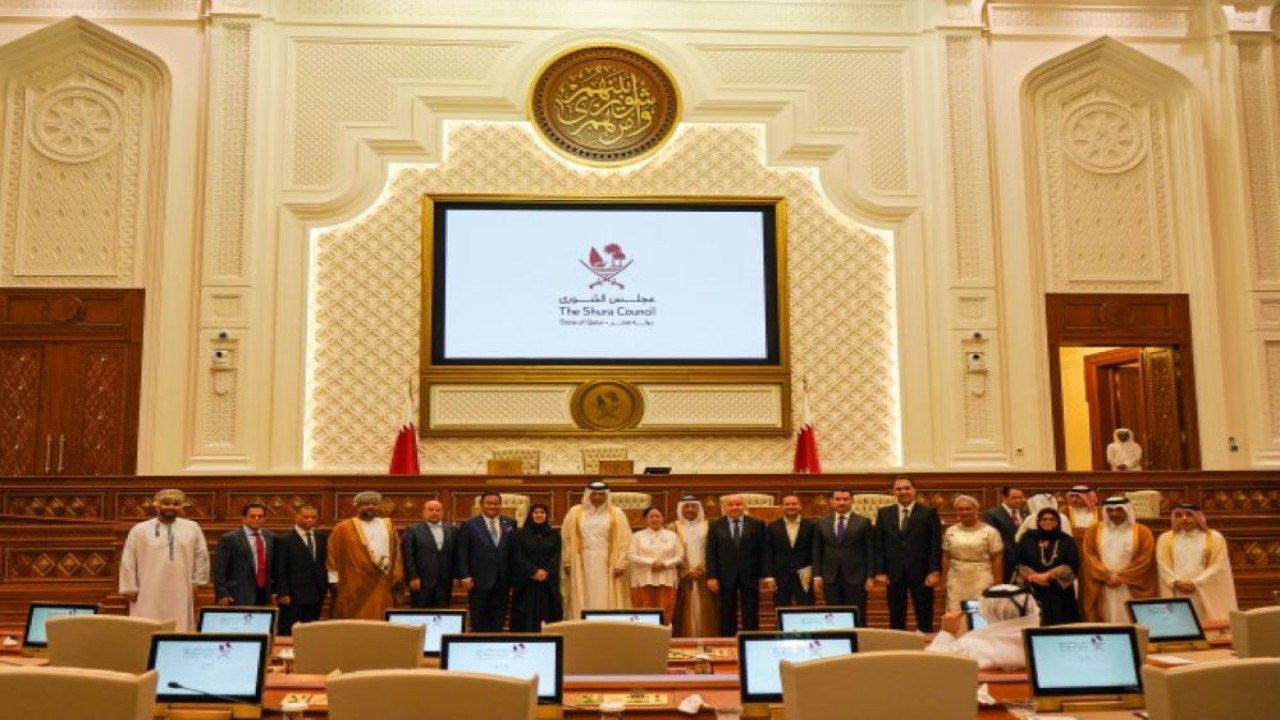 Ketua DPR RI Dr. (H.C.) Puan Maharani berfoto bersama Ketua Majelis Syuro Qatar, Hassan bin Abdullah Al-Ghanim di Doha, Qatar. (Dok/rni)