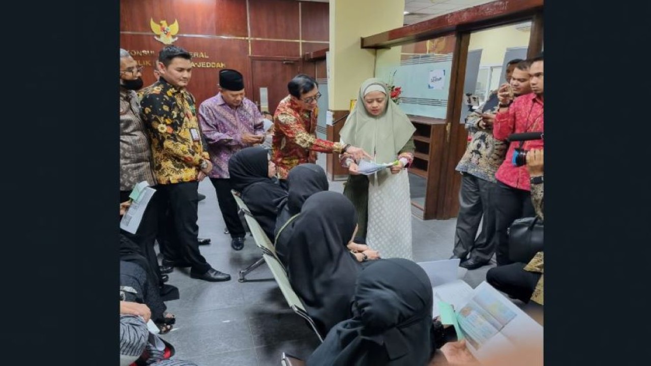 Ketua DPR RI Dr. (H.C.) Puan Maharani didampingi Menteri Hukum dan HAM Yasonna H. Laoly, Dubes RI untuk Saudi Abdul Aziz Ahmad dan Konsul Jenderal RI di Jeddah Eko Hartono melakukan peninjauan program pasporisasi di KJRI Jeddah, Arab Saudi, Rabu (7/12/2022). (Istimewa)
