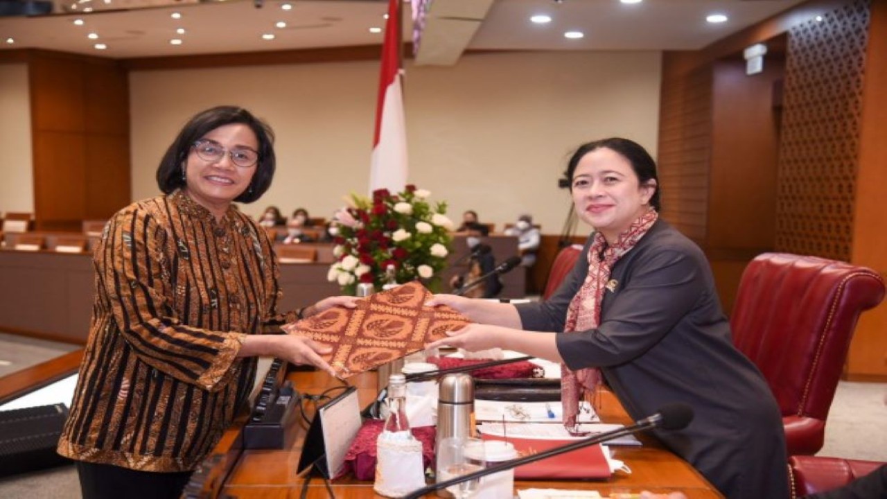 Ketua DPR RI Dr. (H.C.) Puan Maharani (kanan) dan Menkeu Sri Mulyani (kiri) dalam Rapat Paripurna saat pengesahan RUU P2SK menjadi UU. (Geraldi/nr)