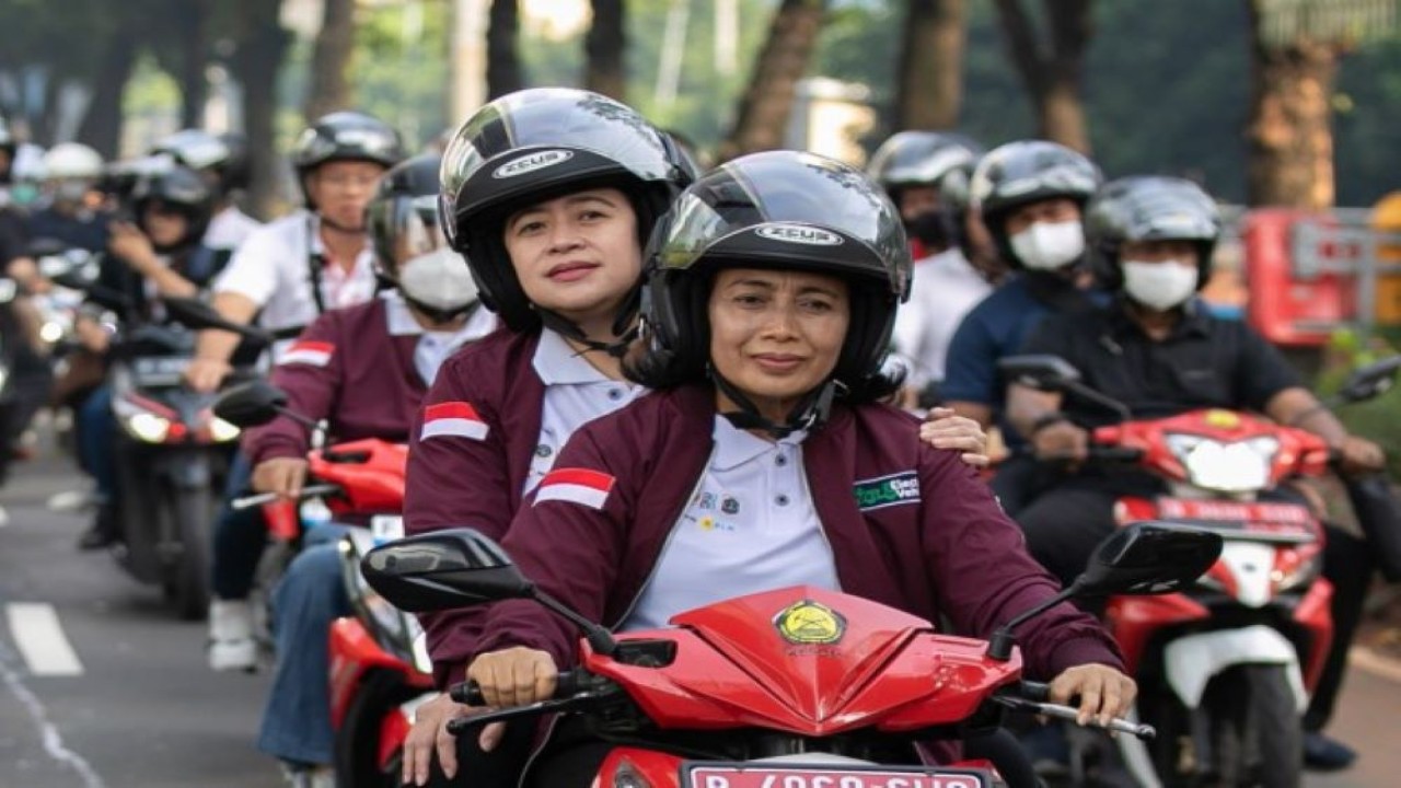 Ketua DPR RI Dr. (H.C.) Puan Maharani diboncengi Menteri Pemberdayaan Perempuan dan Perlindungan Anak (PPPA), I Gusti Ayu Bintang Darmawati, saat menggunakan motor listrik. (Ist/rni)