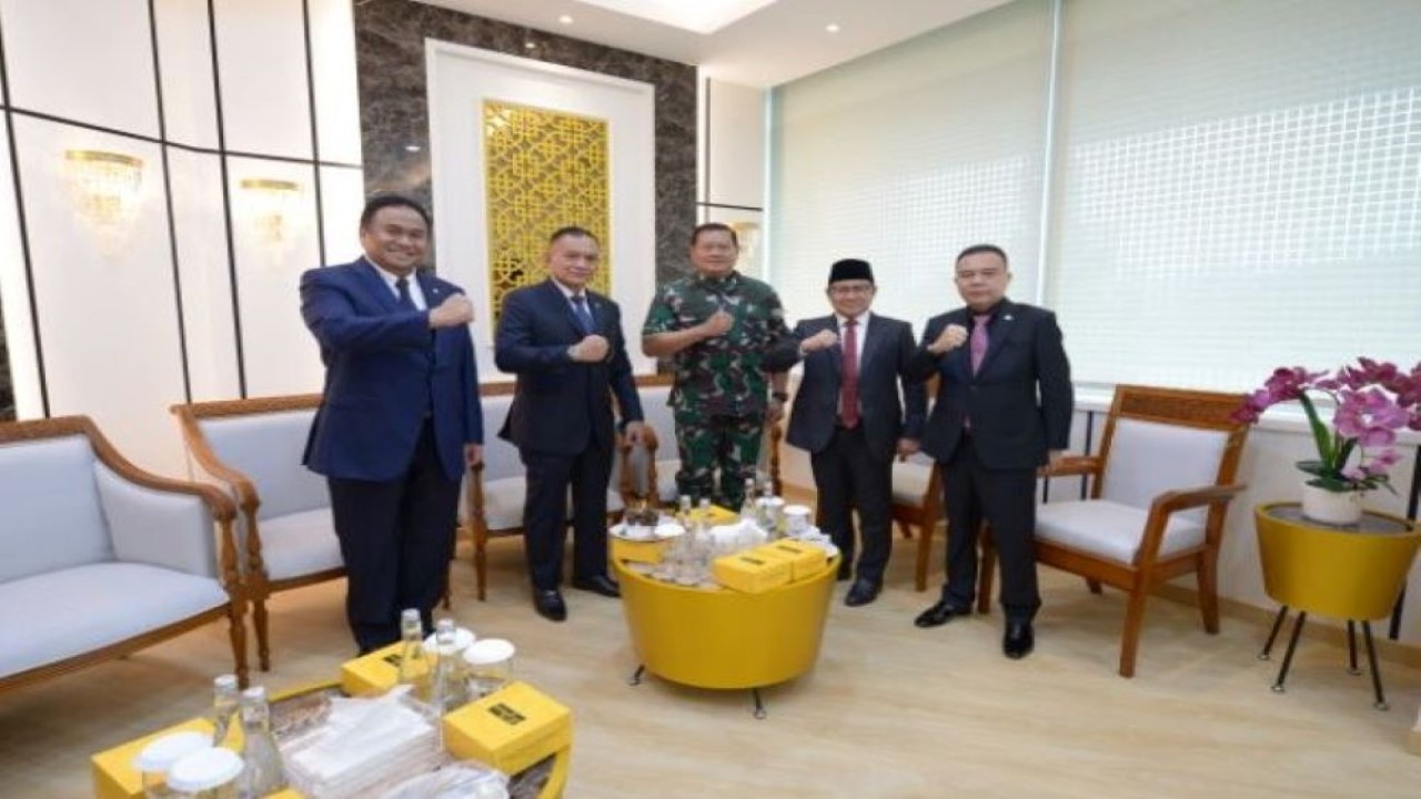 Wakil Ketua DPR RI Rachmat Gobel (kiri) dalam foto bersama sebelum Rapat Paripurna persetujuan hasil uji kepatutan dan kelayakan terkait pergantian Panglima TNI. (Jaka/nr)