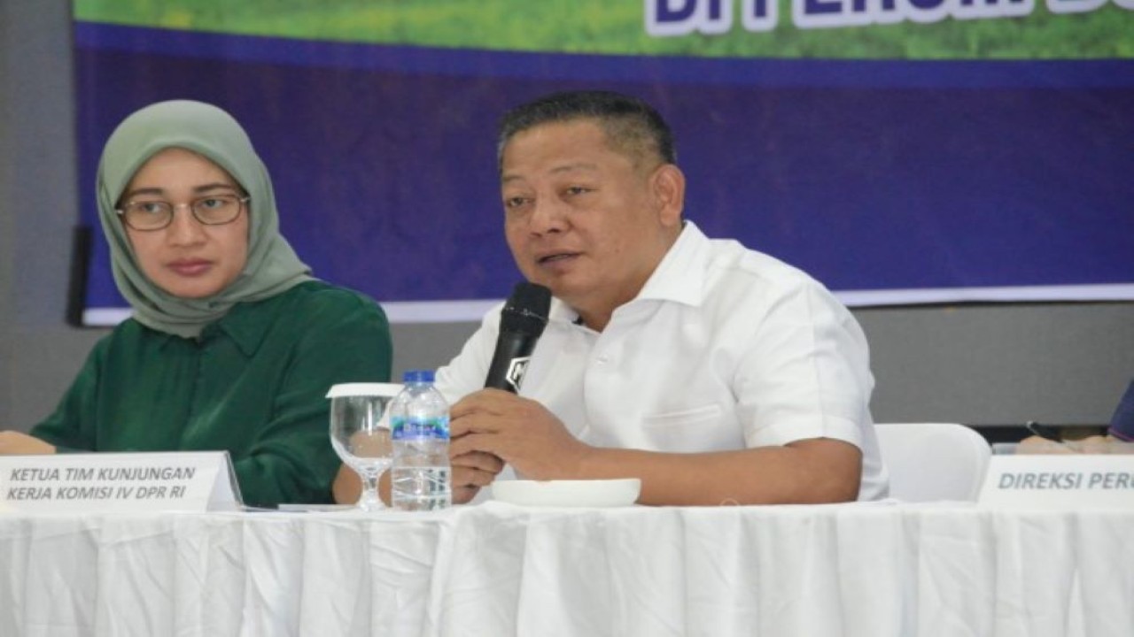 Wakil Ketua Komisi IV DPR RI Rusdi Masse Mappasessu saat menggelar pertemuan di Gudang Bulog, Provinsi Sulawesi Selatan. (Balqis/rni)