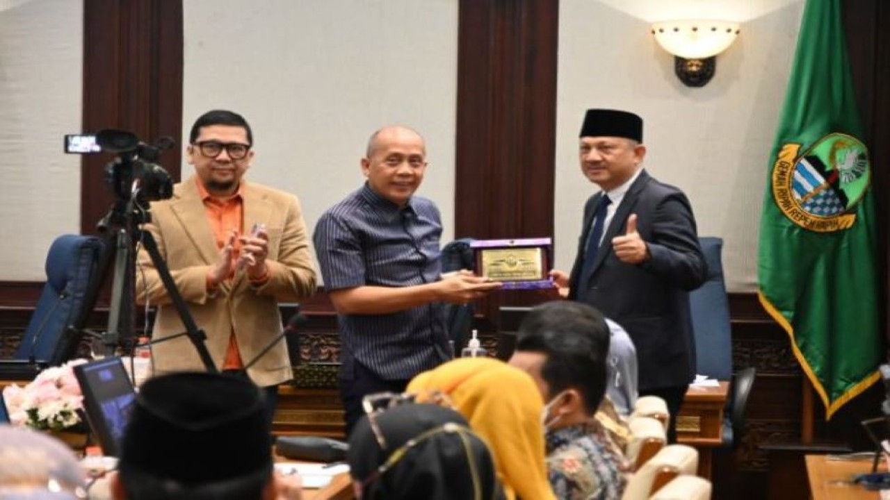 Wakil Ketua Komisi II DPR RI Saan Mustopa saat bertukar cenderamata usai pertemuan Tim Kunker Reses Komisi II DPR RI ke Kota Bandung, Provinsi Jawa Barat, Senin (19/12/2022). (Nadhen/nr)