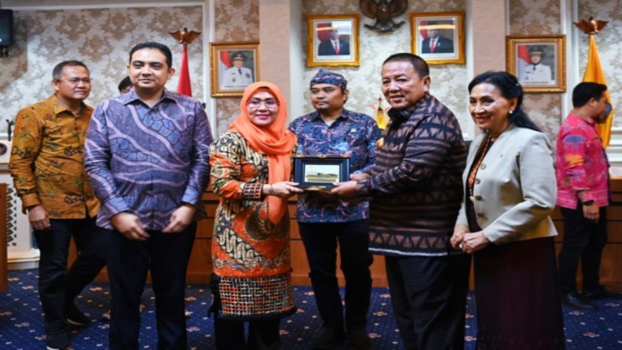 Anggota Komisi IX DPR RI, Saniatul Lativa berfoto usai memimpin pertemuan dengan Gubernur Lampung, Arinal Djunaidi, di kantor Gubernur Lampung. (Mentari/rni)