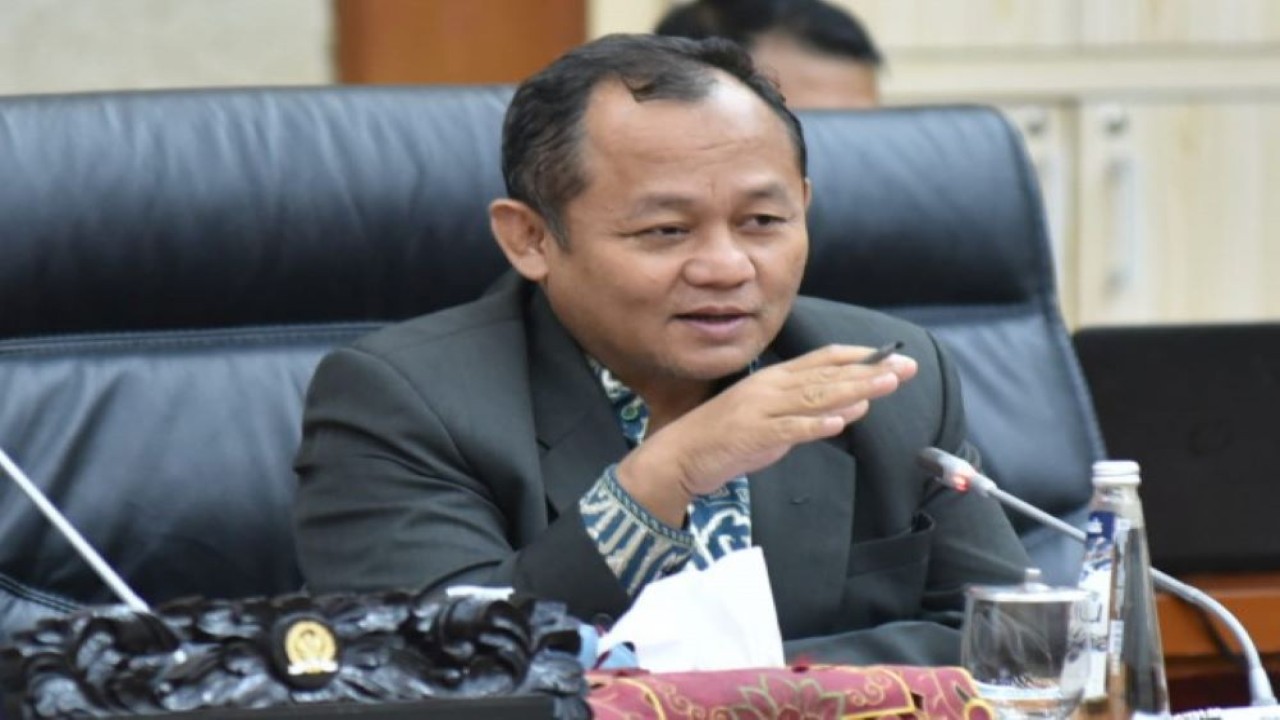 Wakil Ketua Komisi VI DPR RI Sarmuji saat Rapat Dengar Pendapat dengan Direktur PT Garuda Indonesia, di Gedung Nusantara I, Senayan, Jakarta, Senin (5/12/2022). (Oji/nr)